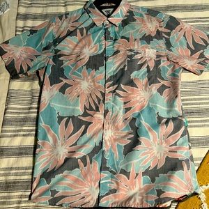 VISSLA short sleeve button up. Floral pattern. LARGE.